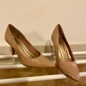 COMFORTABLE Tan Heels